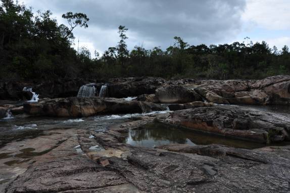 Rio encachoeirado no caminho para as ruínas mayas de Caracol, em Belize, quase na fronteira com a Guatemala